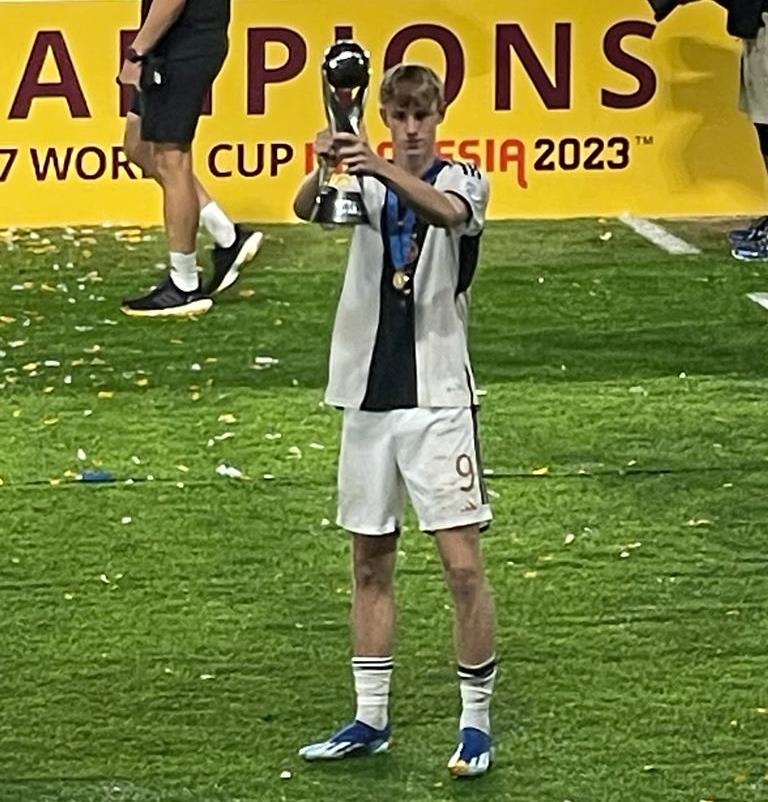 Max Moerstedt hält den Pokal in den Händen. (Foto: privat)