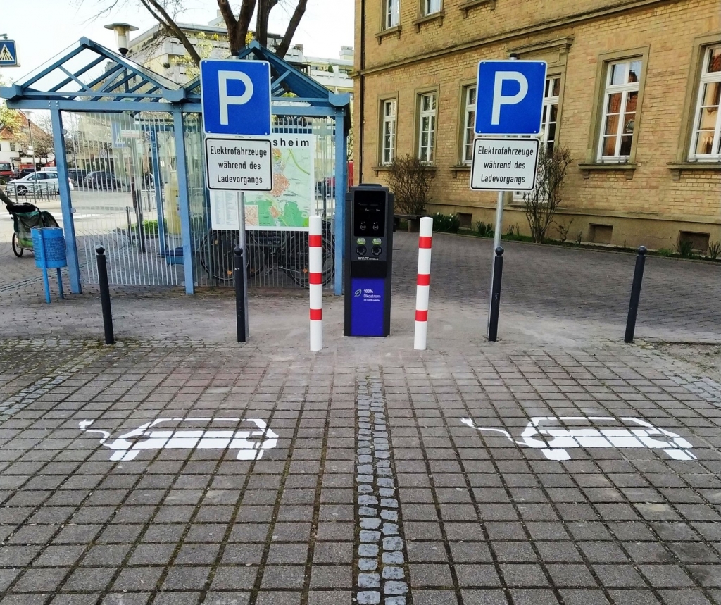 Ladesäule auf dem Parkplatz
