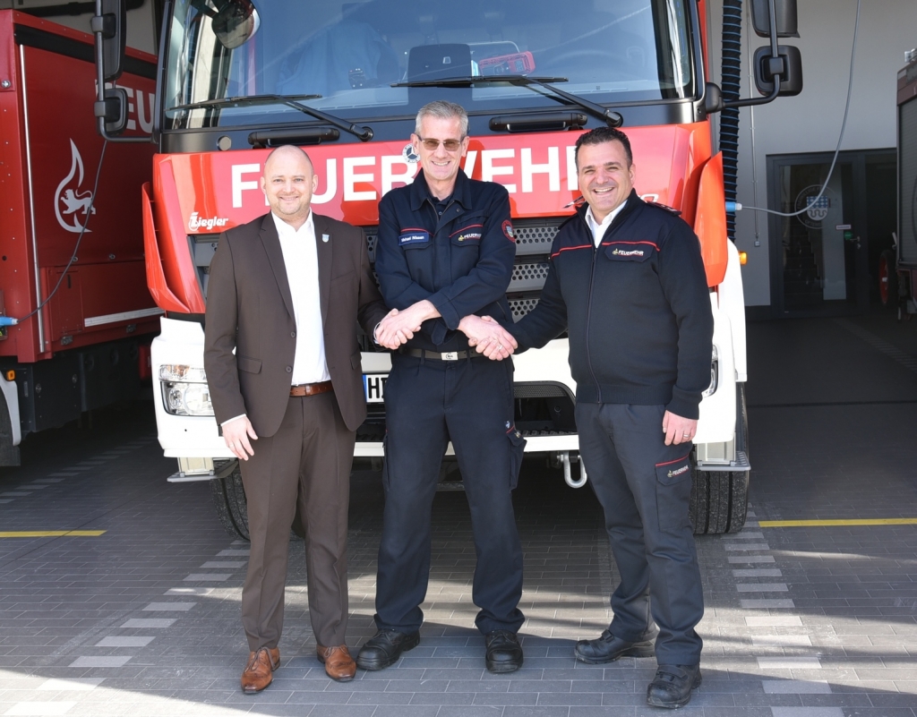 vlnr: Bürgermeister Pascal Seidel, Michael Nissen, Feuerwehrkommandant Andrea Danieli