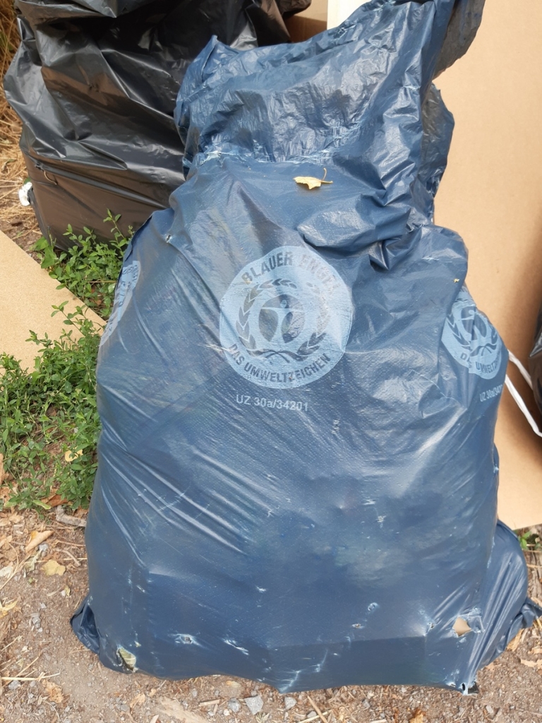 Ein blauer Müllsack gefüllt mit Abfall