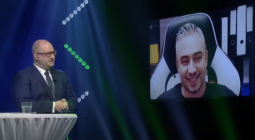 Live-Zuschaltung ins Studio von Simon Kolar