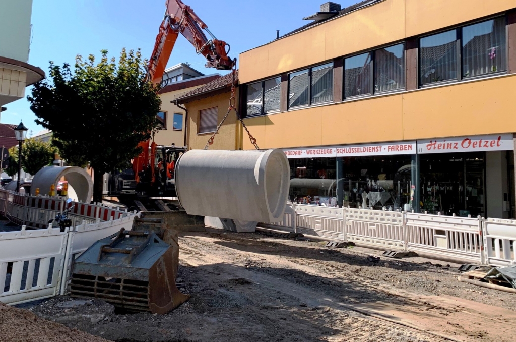 Ein Teil der Kanalröhre wird an seinen Platz gebracht.