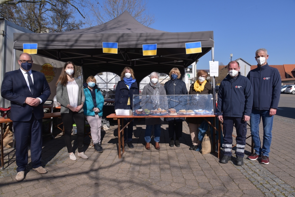 Spenden für die Ukraine gesammelt - von links nach rechts: Bürgermeister Jens Geiß, Galina Gavras, Charlotte D’Auria, Britta Josupeit, Ilona Frei, Gabi Klein, Heidi Joos sowie Dennis Dilger und Reiner Seitz vom DRK Ortsverein Oftersheim 
