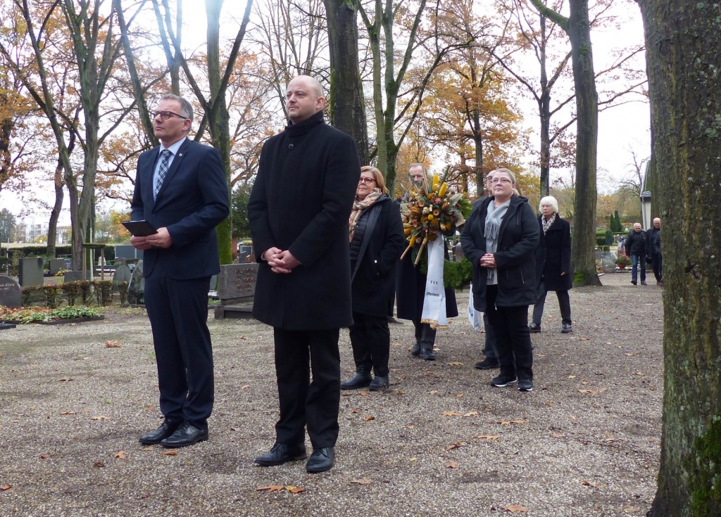 Michael Barth-Rabbel, Diakon der katholischen Kirchengemeinde, und Bürgermeister Pascal Seidel auf dem Weg zum Ehrenmal