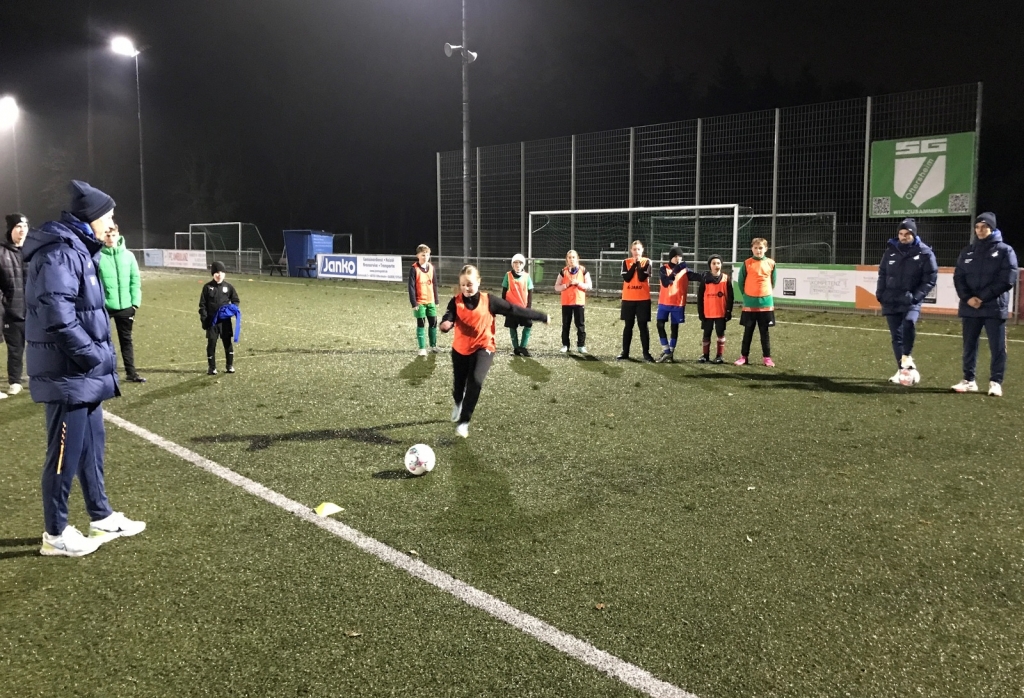 Kicken unter TSG-Anleitung auf dem SG-Gelände