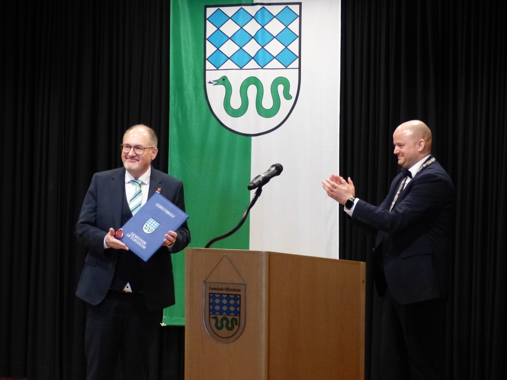 Bürgermeister Seidel überreichte die Urkunde.