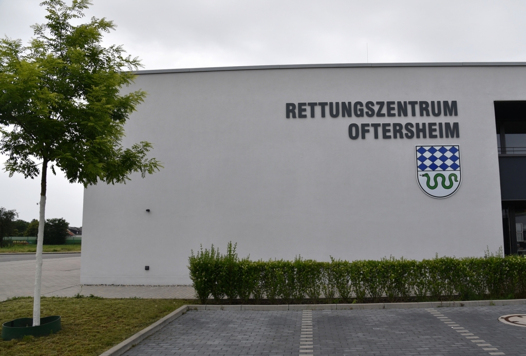 Der Schriftzug Rettungszentrum Oftersheim ist jetzt gut vom Kreisel Eichendorffstraße sichtbar.