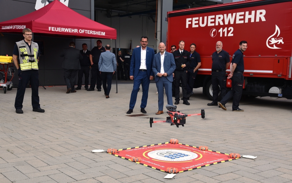 Vorführung: Die Drohne hebt vor dem Rettungszentrum ab.