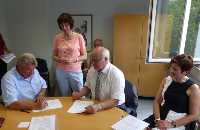 Foto vlnr: Werner Gutperle, Gudrun Wipfinger-Fierdel, Helmut Baust, Sylvia Fassott-Schneider (Leiterin Rechnungsamt der Gemeinde). Im Hintergrund: Leitender Forstdirektor Jörg Wetzel