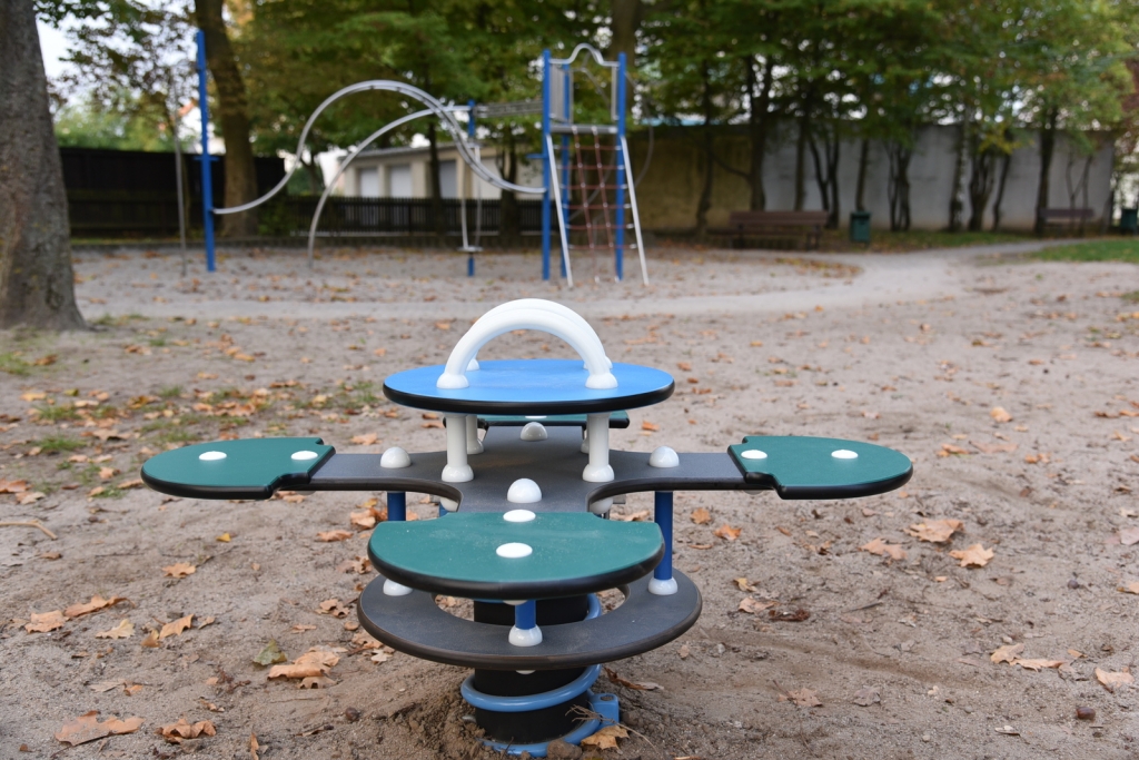 Eine neue umweltfreundliche Wippe wurde auf dem Spielplatz in der Freiherr-vom-Stein-Straße montiert.