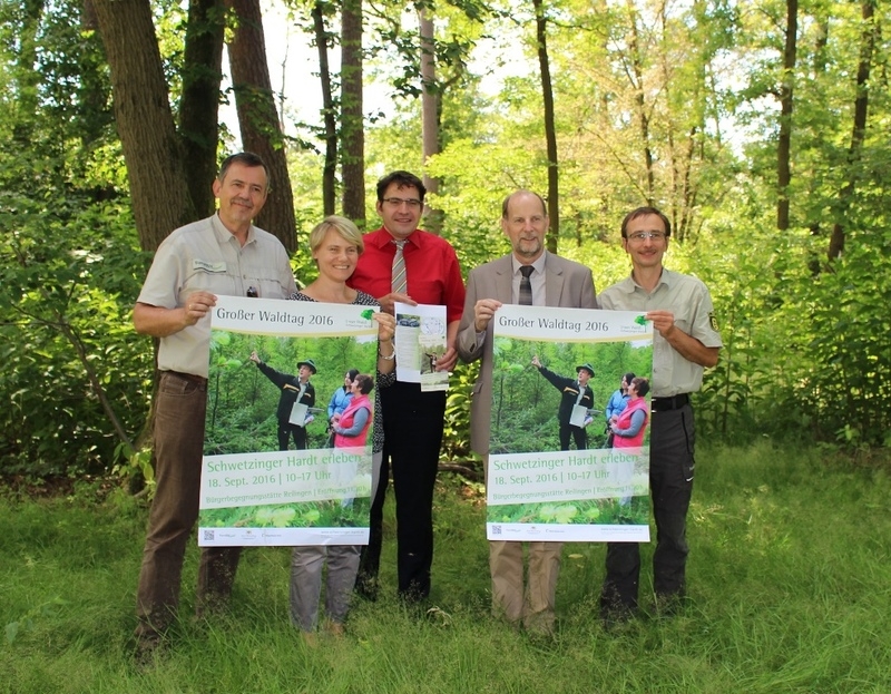 Waldtag Schwetzinger Hardt: Landratsstellvertreter Joachim Bauer (2.v.r.), Sebastian Eick (links) und Dr. Dieter Münch (rechts) vom Kreisforstamt sowie die Bürgermeisterin der Stadt Walldorf, Christiane Staab (2.v.l.) und der Bürgermeister der Gemein