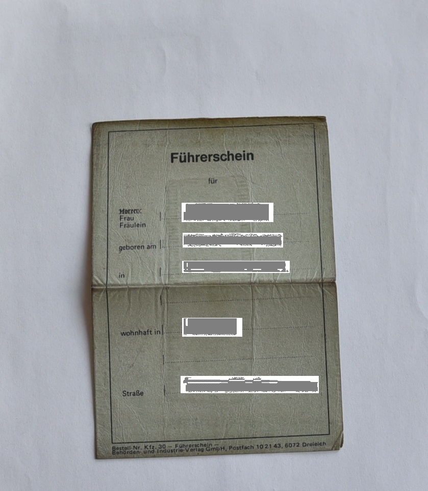 Alter grauer Führerschein (Symbolbild)