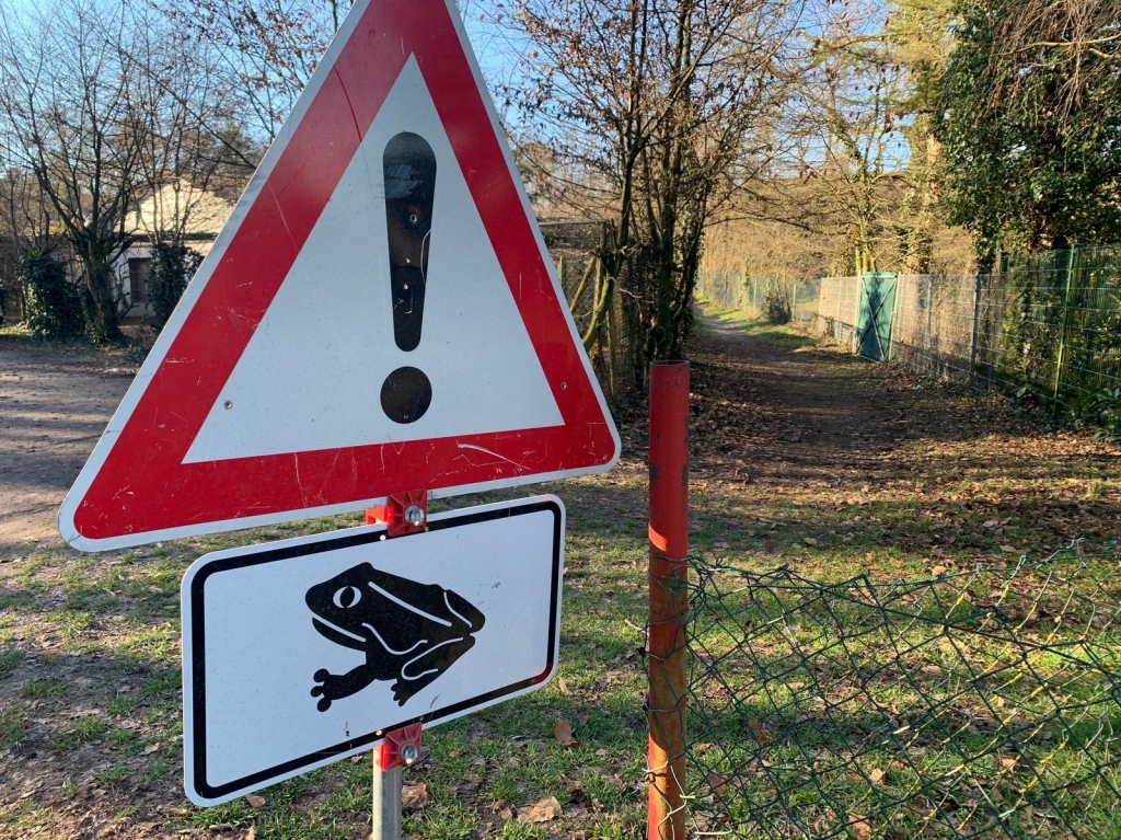 Ein Schild weist auf die Krötenwanderung hin
