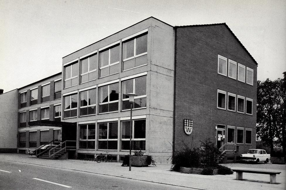 Das Rathaus in den siebziger Jahren, Außenansicht in schwarzweiß.