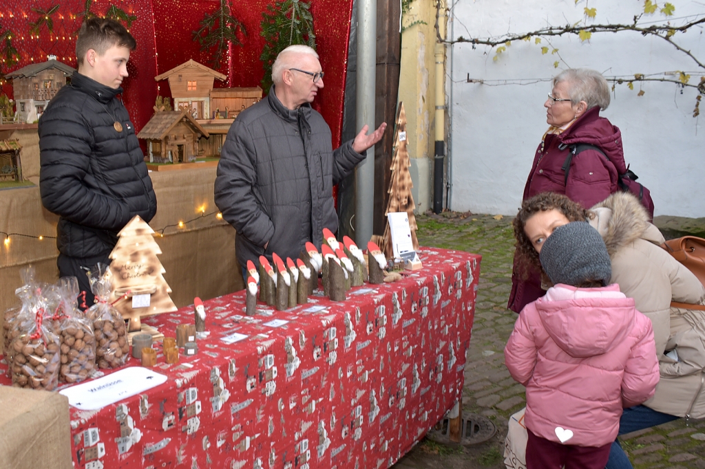 Selbstgemachte Nikoläuse und Holzkrippen wurden angeboten.