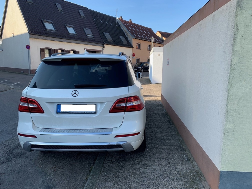 Parken auf dem Gehweg ist nicht erlaubt.