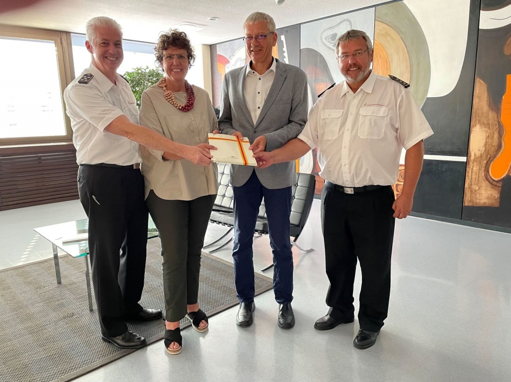 Über 896.000 Euro für das Feuerwehrwesen im Rhein-Neckar-Kreis. Regierungspräsidentin Sylvia M. Felder (2.v.l) überreichte die Förderbescheide des Landes an den Stellvertreter des Landrats, Erster Landesbeamter Stefan Hildebrandt (3.v.l.). Darüber freuen sich Kreisbrandmeister Udo Dentz (4.v.l.) und Markus König, Regierungspräsidium Karlsruhe (links). (Foto Landratsamt Rhein-Neckar-Kreis)