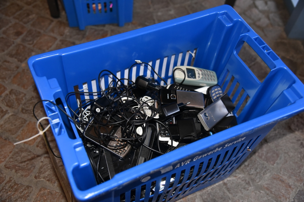 Die Sammelkiste von der AVR für gebrauchte Handys war nach vier Wochen gut gefüllt. Jetzt ist sie abgeholt worden. 
