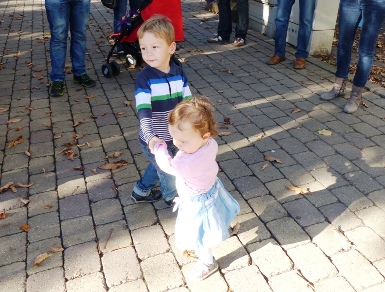 Und die Kinder tanzen mit.