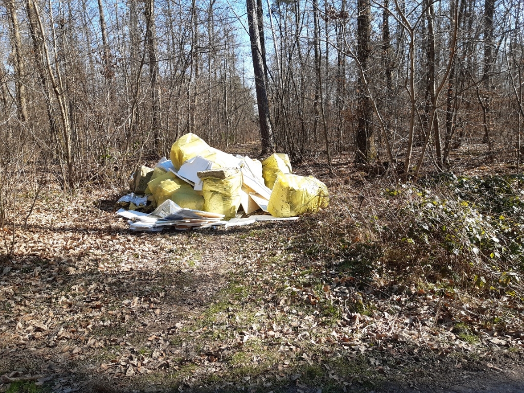 Erneut ist säckeweise Dämmmaterial im Oftersheimer Wald illegal entsorgt worden.