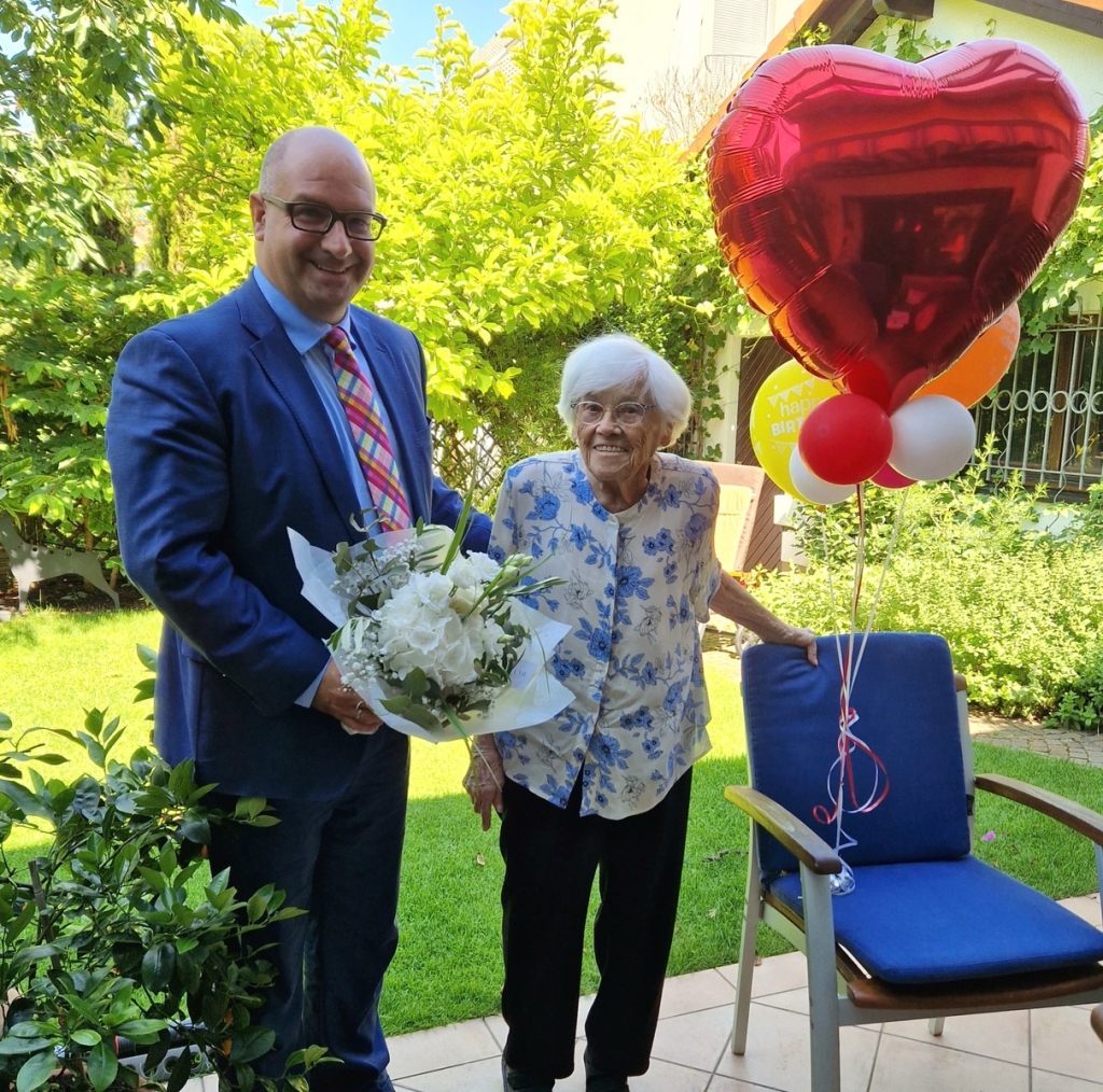 Bürgermeister Jens Geiß und die Jubilarin Erica Biajolan (Foto: Gemeinde)