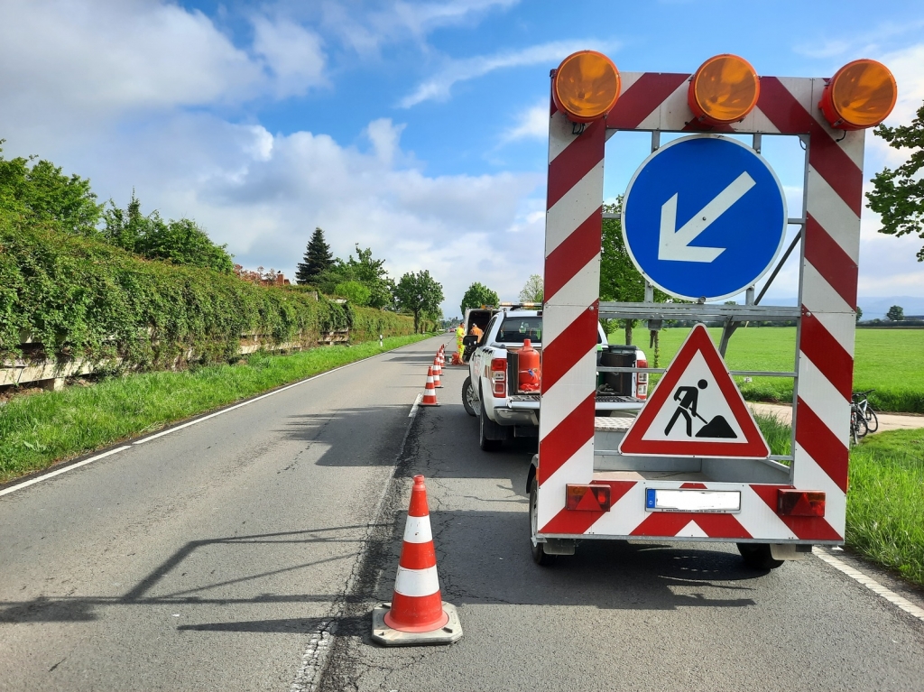 Der Verkehr musste bei der Baugrunduntersuchung in der verlängerten Heidelberger Straße stellenweise an der Baustelle vorbeigeleitet werden.