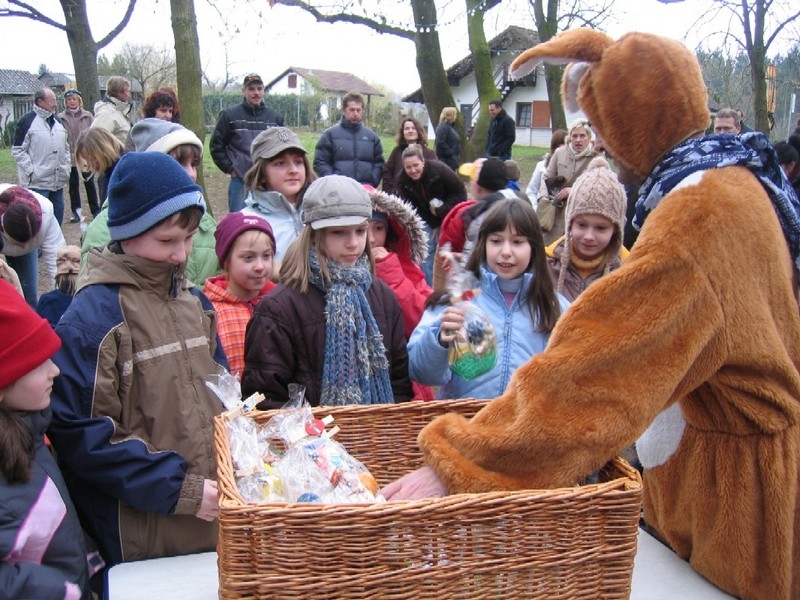 Spendabler Osterhase beschenkte viele Kinder 4