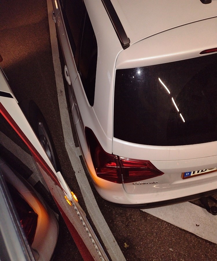 Wenn Falschparker den Rettungsweg behindern:  Zwischen Feuerwehrfahrzeug und parkendem Pkw ist nur noch eine Handbreite Platz. Im Notfall ist das zu wenig. 