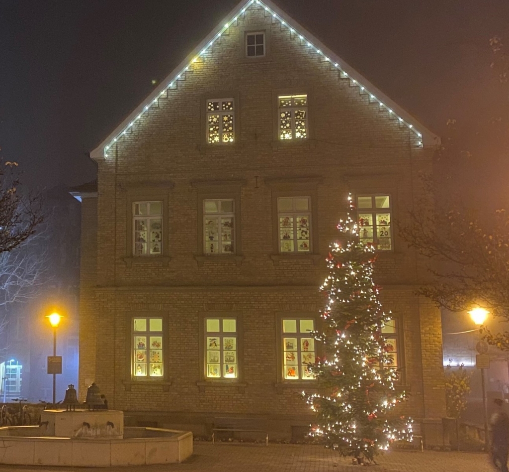 Weihnachtsbaum neben dem Rathaus