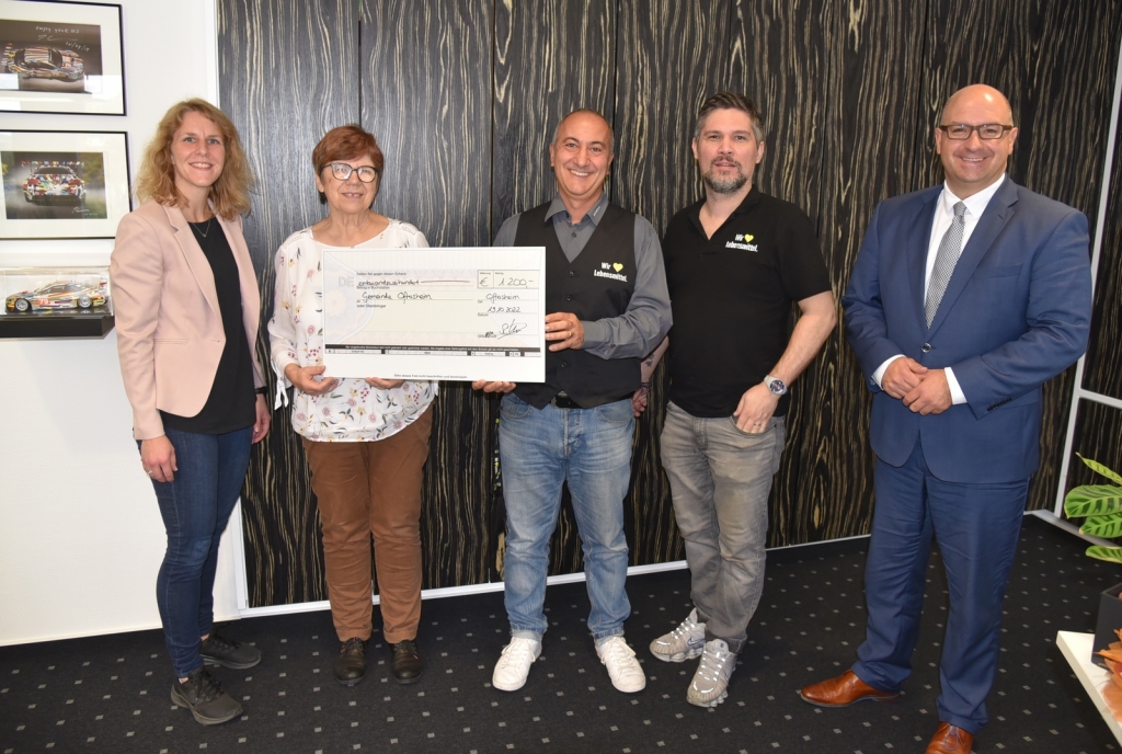 Foto Spendenübergabe an den Asylkreis v.l.n.r.: Britta Josupeit, Heidi Joos, Antonino Di Salvo, Oliver Embach, Bgm Jens Geiß