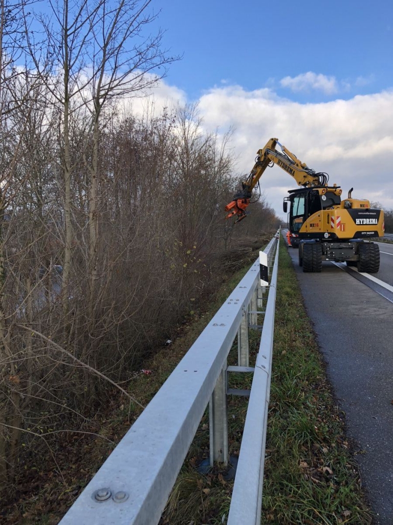 (Foto Landratsamt Rhein-Neckar-Kreis):  Gehölzbagger im Einsatz: Die drei Straßenmeistereien im Rhein-Neckar-Kreis schneiden aktuell die Gehölze entlang von Bunds-, Landes- und Kreisstraßen im Rhein-Neckar-Kreis zurück.