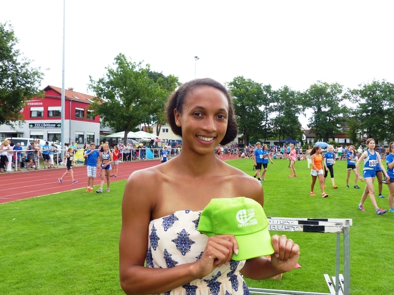 Malaika Mihambo mit 1250-Jahre Mütze (17.07.2016)