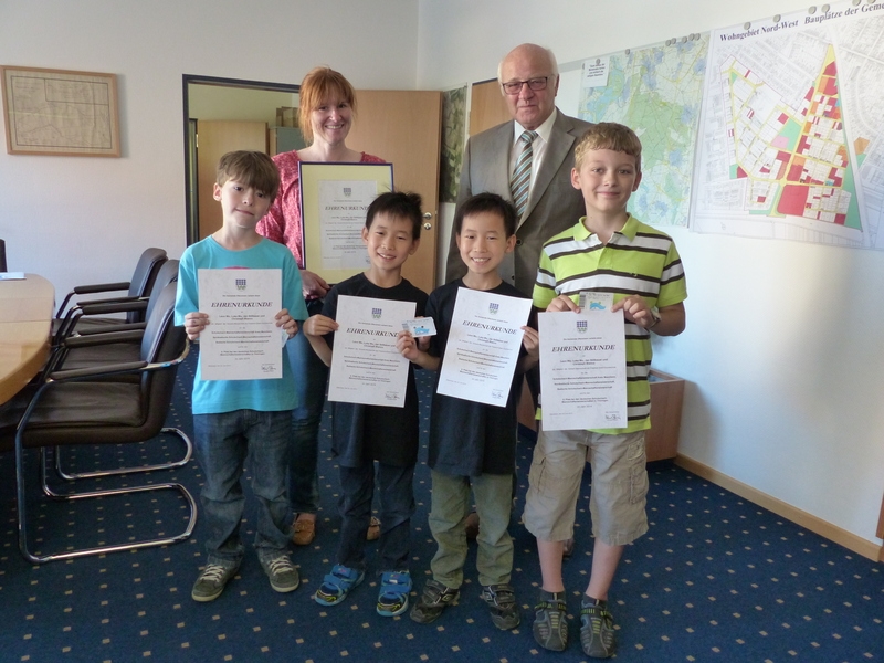 Ehrung der Schachkinder: hintere Reihe: Judith Herden, Bürgermeister Helmut Baust. Vordere Reihe vlnr: Jan Stillbauer, Leon und Luka Wu, Christoph Bianco