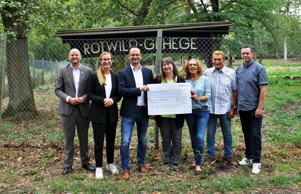 Spende für den Förderkreis Wildgehege: Auf dem Foto vlnr: Bürgermeister Pascal Seidel, Tina Argento und Andreas Stampfer von Netze BW, 1. Vorsitzende Förderkreis Ulrike Krause, Stellv. Vorsitzende Gerlinde Welter, Helmut Welter und Christian Zimmermann (Vereinsmitglieder)