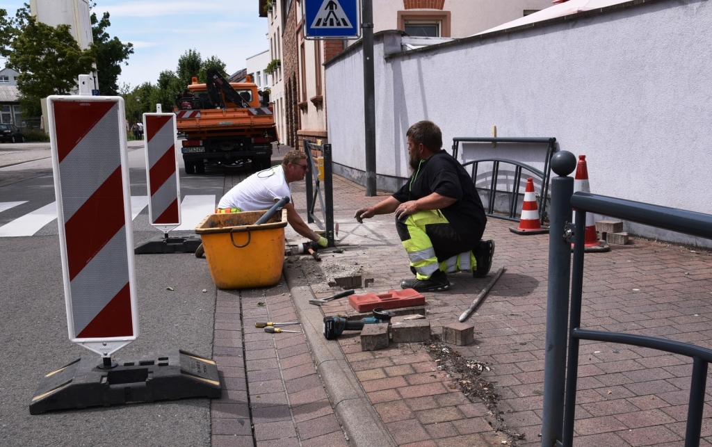 Mitarbeiter des Bauhofs tauschen das defekte Geländer an der Ecke Eichendorffstraße/Mannheimer Straße aus.