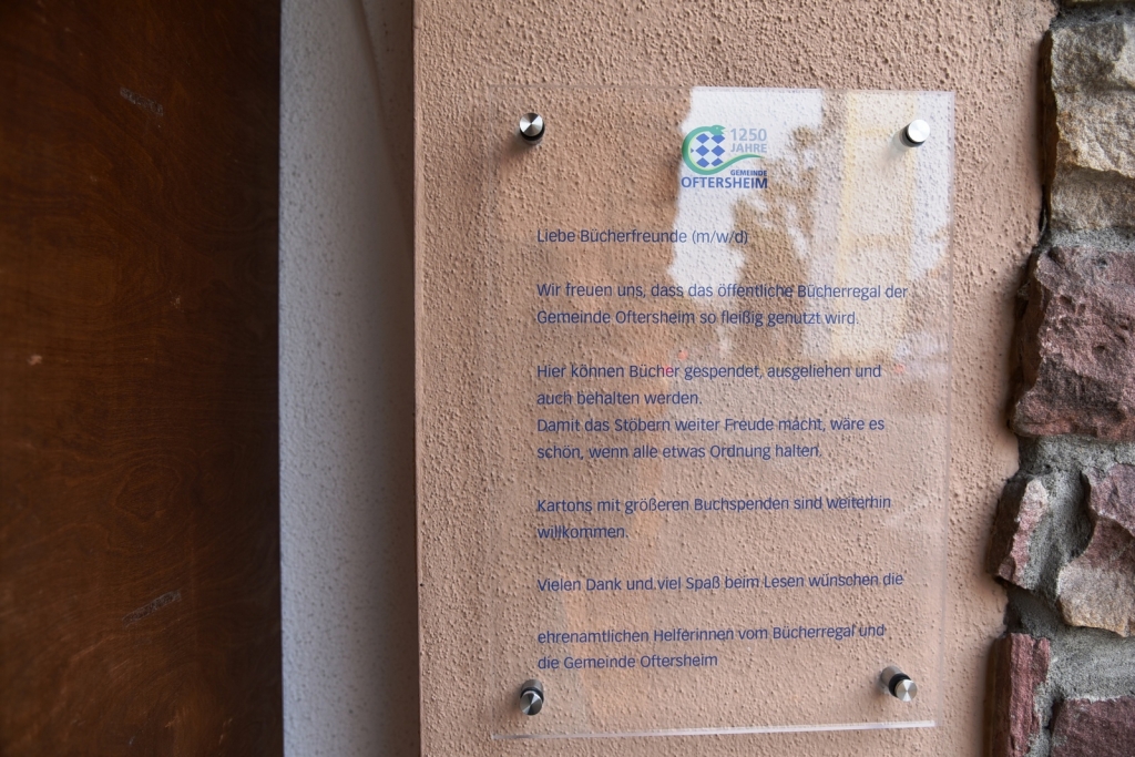 Das neue Schild neben dem Bücherregal, auf dem die Spielregeln für das Nutzen stehen. 