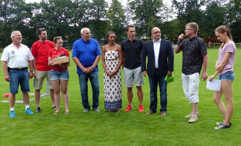 Werner Kössler (Leichtathletik-Kreis Rhein-Neckar), Sören Eisenhofer (Abtlgsleiter), Anne Schreiber (Stellv. Abtlgsleiterin), Werner Heger (Krafttrainer), Malaika Mihambo, Ralf Weber (Trainer), Bürgermeister Jens Geiß, Markus (Lauff) TSV-Vorsitzender, Maike Braun (Trainingspartnerin)