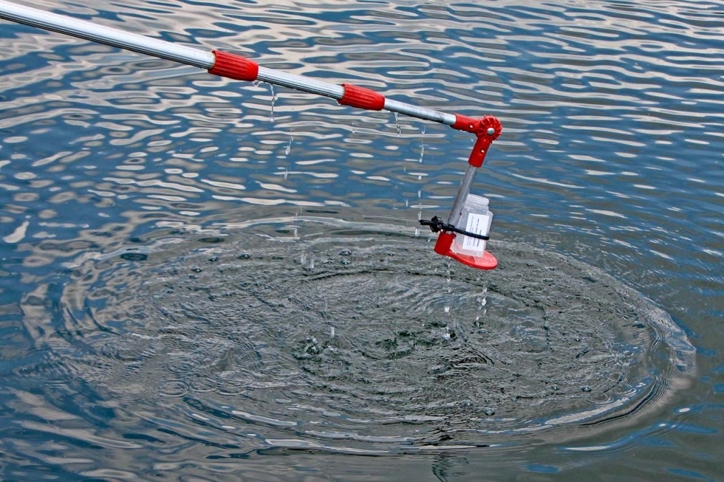 Entnahme Wasserprobe.jpg