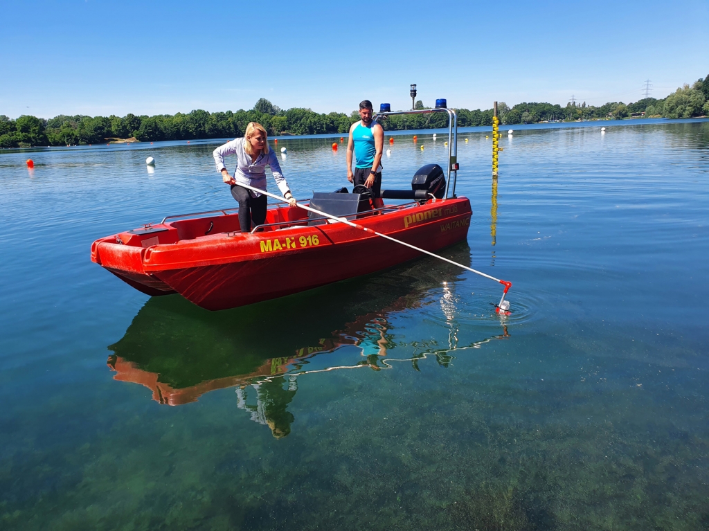 Hygienekontrolleurin Sarah-Vanessa Samuelsen vom Rhein-Neckar-Kreis bei der Messung der Sichttiefe im Weinheimer Waidsee. (Bild: Landratsamt Rhein-Neckar-Kreis)