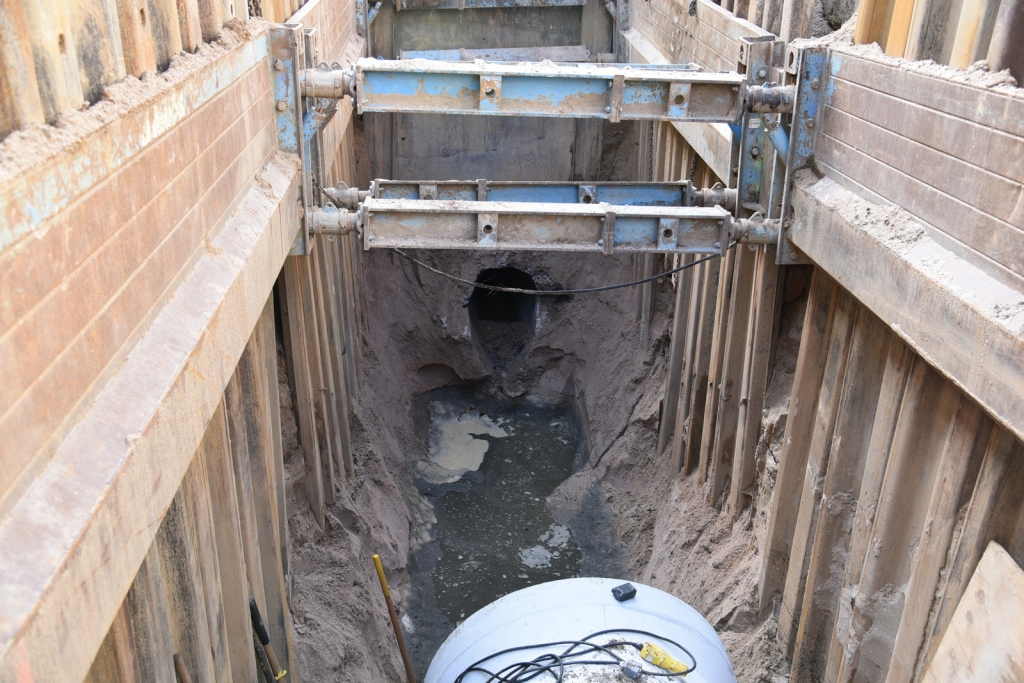 Einblick in die Baustelle des Kanalschachts, in die Wasser gelaufen ist.