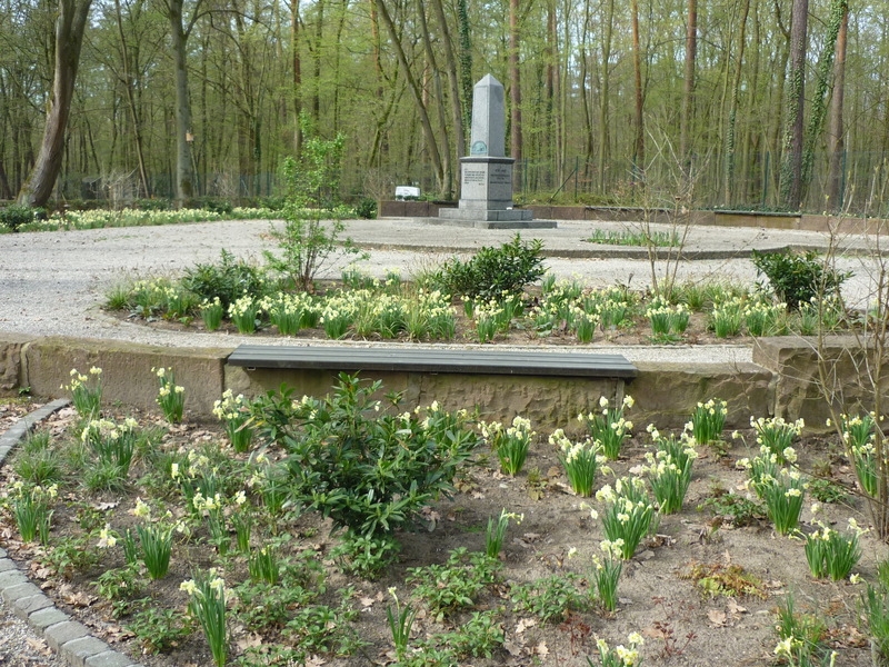 Bild 2 Friedhof Ehrenmal