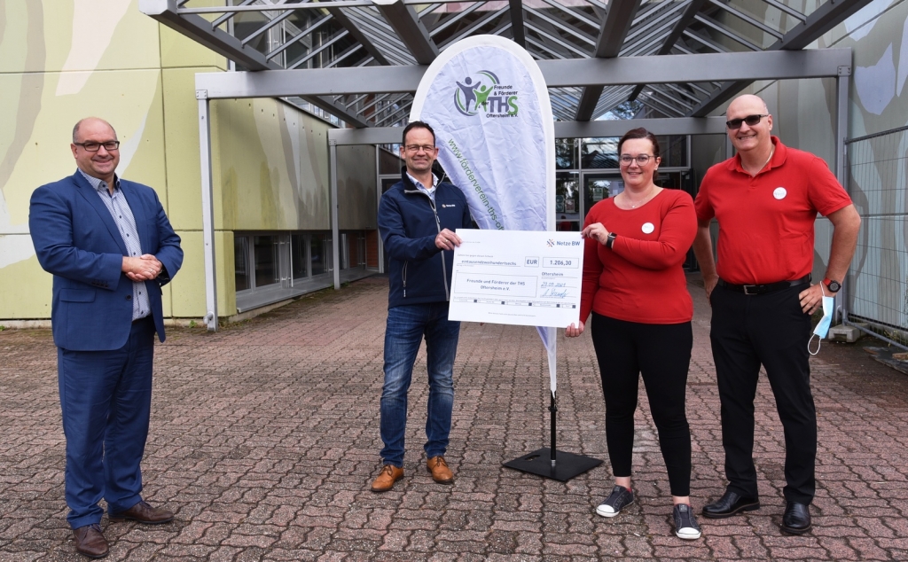 Scheckübergabe an André Stajcar und Yvonne Paulick vom Förderverein der THS, links Bürgermeister Jens Geiß, daneben Andreas Stampfer von Netze BW
