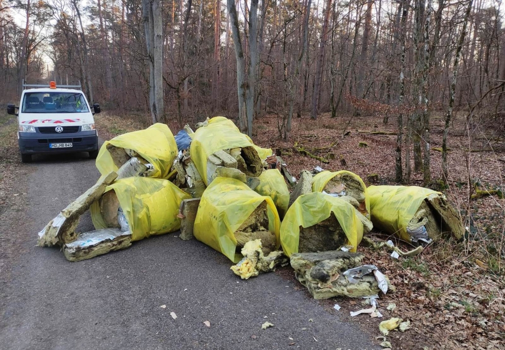 Unbekannte haben Dämmmaterial im Wald entsorgt.