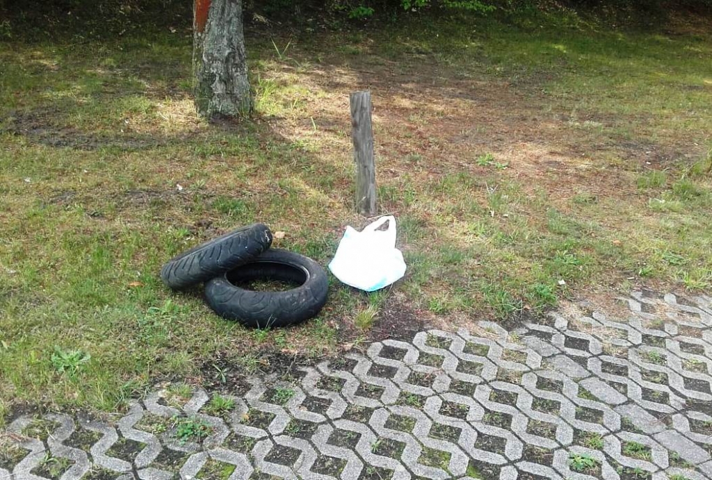 Am Friedhof wurde wilder Müll entsorgt, zwei Autoreifen und eine Tüte mit Essensresten.