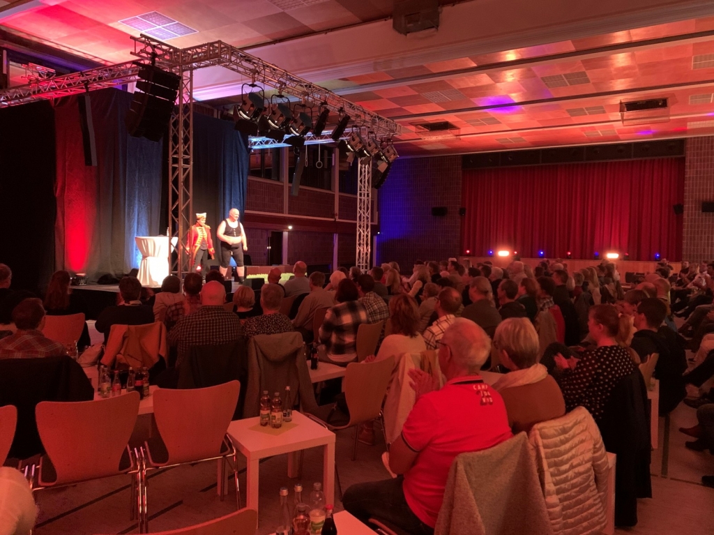 Markus Maria Profitlich mit seiner Frau Ingrid Einfeldt bei einem Sketch auf der Bühne.