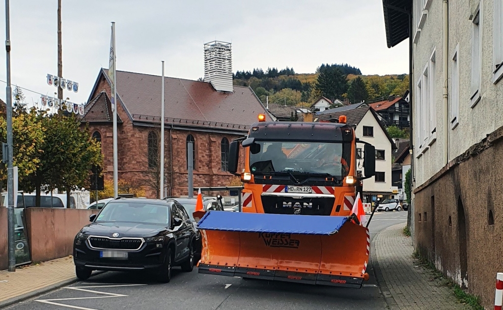 Bildhinweis (Quelle: Landratsamt Rhein-Neckar-Kreis)  In einigen Ortsdurchfahrten im Rhein-Neckar-Kreis wie hier in Altenbach gibt es oft schwierige Engstellen. Wenn dann noch weitere parkende Autos hinzukommen, entsteht ein regelrechter Hindernisparcours für den Winterdienst und es gibt unter Umständen kein Durchkommen mehr.
