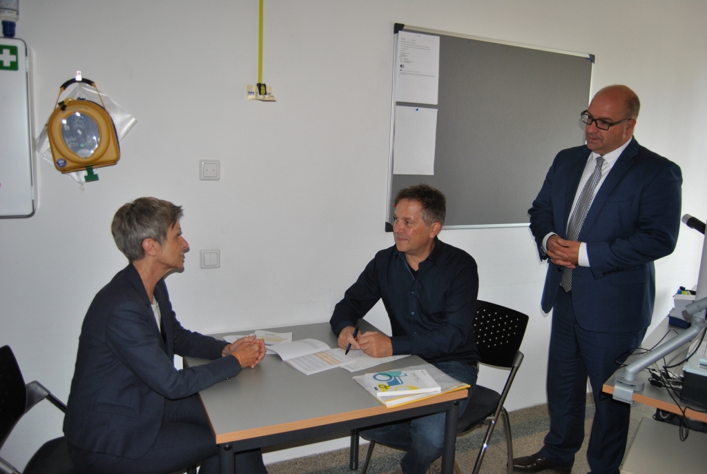 V.l.n.r.: Ute Walter, Karl-Heinz Bitz, Bürgermeister Jens Geiß. Foto: Gemeinde