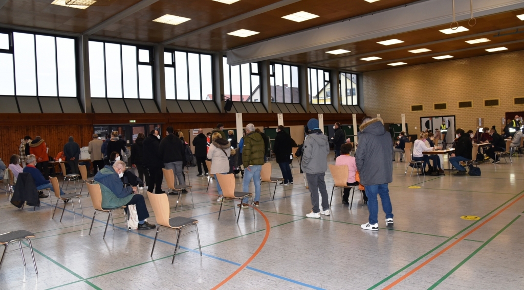 In der Kurpfalzhalle war gerade zu Beginn der Impfaktion viel los.