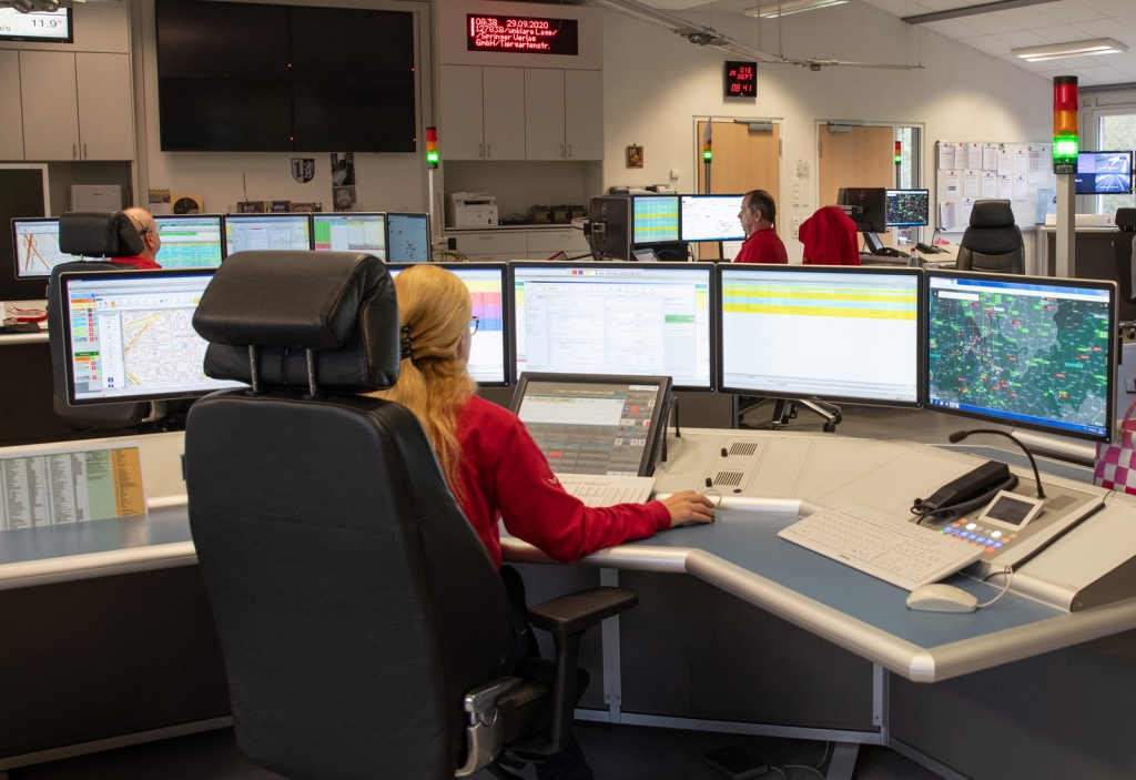 Disponentinnen und Disponenten der Leitstelle in Ladenburg bei der Arbeit. Quelle: Landratsamt Rhein-Neckar-Kreis 