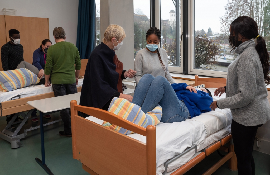 Bildunterzeile (Foto Landratsamt Rhein-Neckar-Kreis): Erfolgreicher Start der generalistischen Pflegeausbildung: Neue angehende Pflegefachfrauen und Pflegefachmänner an der Albert-Schweitzer-Schule in Sinsheim, einer beruflichen Schule in der Trägerschaft des Rhein-Neckar-Kreises. 